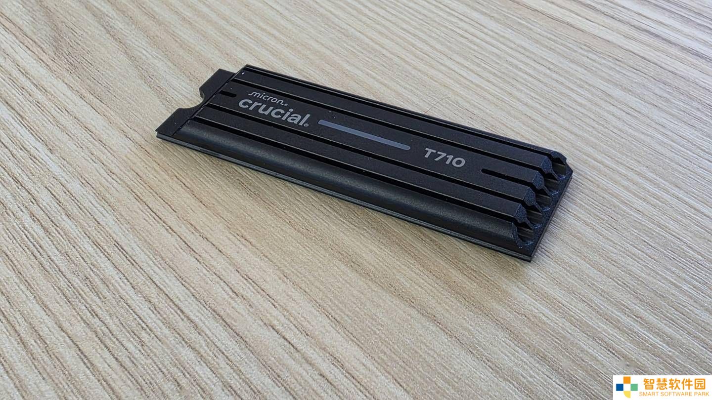 英睿达新一代T710固态硬盘速度破纪录，X10便携式SSD容量高达8TB！