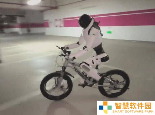 智元机器人Q2将推四足机器人，灵犀X2灵动登场，家庭新玩伴？